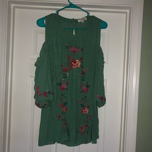 Cold shoulder boutique top